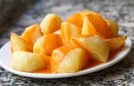 “Patatas Bravas“ (Frittierte Kartoffeln mit scharfer Soße)