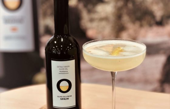 Gin Sour mit Tonkabohnensirup und Olivenöl