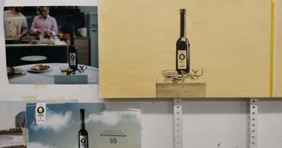 Die Malerin Neus Martín Royo fertigt ein Ölgemälde für die Kampagne über Olivenöle aus Spanien in Deutschland.