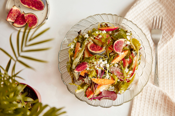 Mediterrane Salate mit Olivenöl aus Spanien